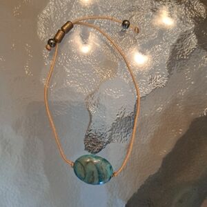 Bracelet with blue jewel